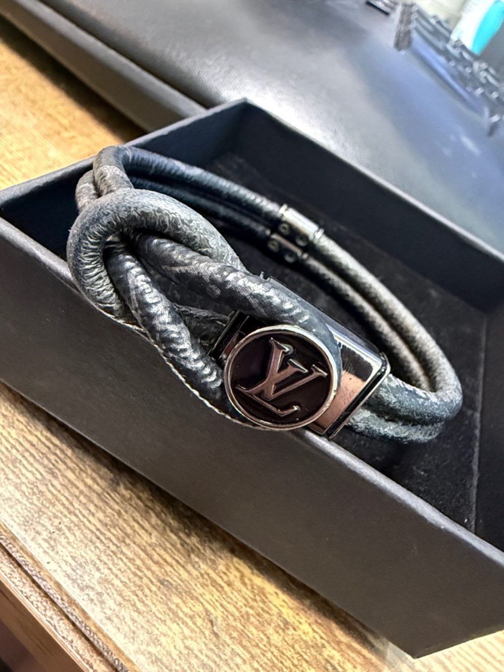 Louis Vuitton Loop It Bracelet Eclipse Monogram Leather - Picture 5 of 5